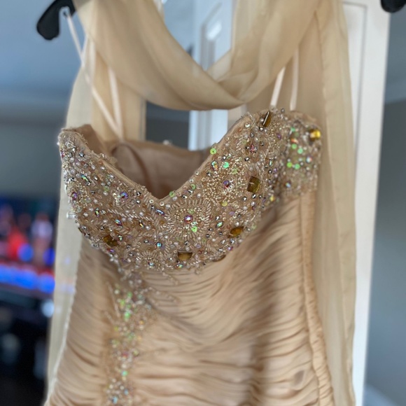 Dresses - Picture 5 of 8